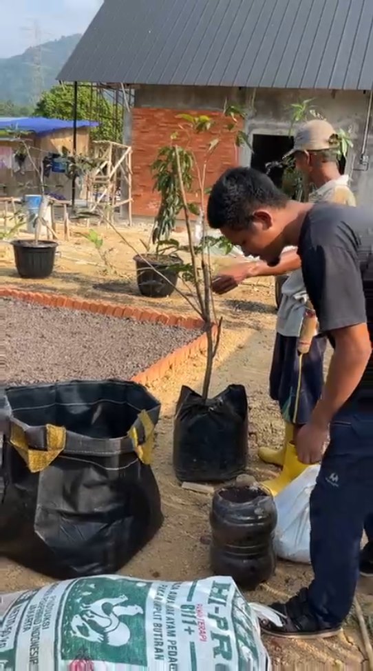 Rombongan mahasiswa dan warga menanam pohon buah di lahan Kampoong Ecopreneur