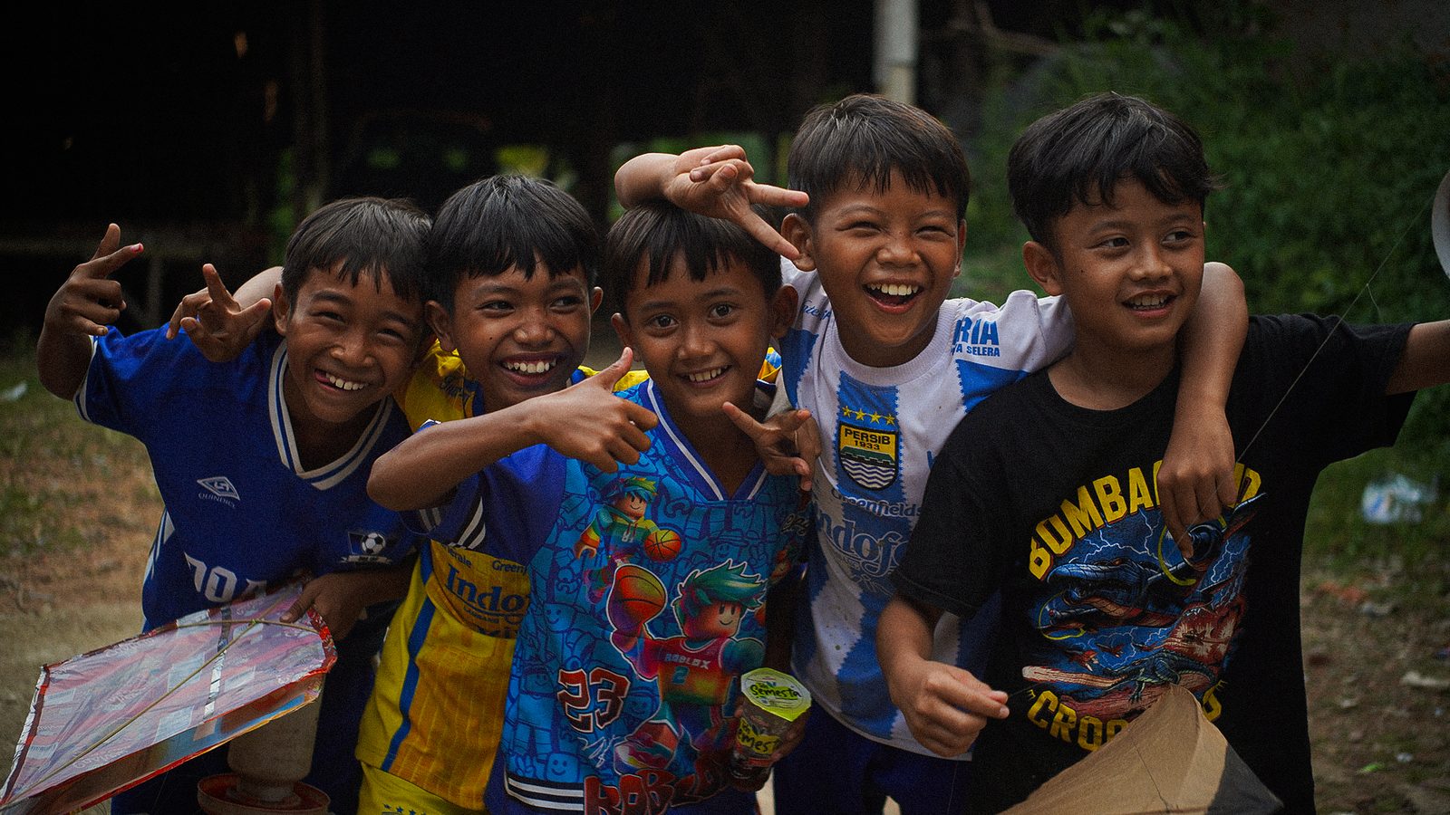 Lima anak laki-laki desa bergembira berpose ke kamera