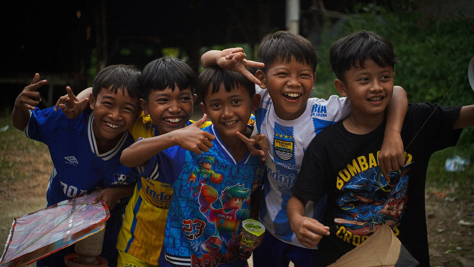 Lima anak laki-laki desa bergembira berpose ke kamera
