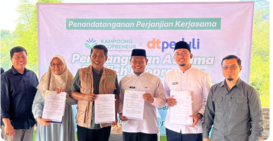 Penandatanganan perjanjian kerja sama Kampoong Ecopreneur dengan DT Peduli