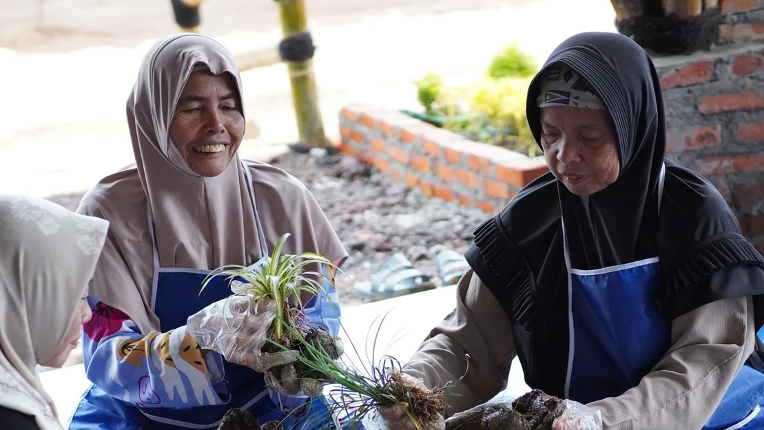 Ibu-ibu warga desa mengikuti pelatihan menanam di halaman rumah